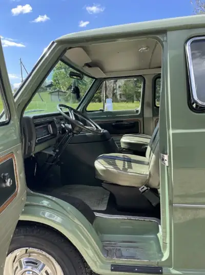 Ford Econoline E330 Club Wagon Château 1969 — Monospace américain vintage, 66'000 km d'authenticité — Thumbnail 7