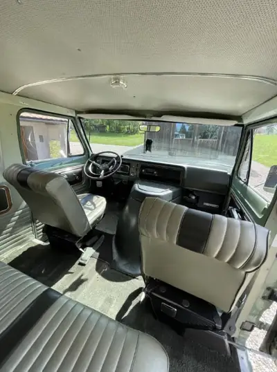 Ford Econoline E330 Club Wagon Château 1969 — Monospace américain vintage, 66'000 km d'authenticité — Thumbnail 9