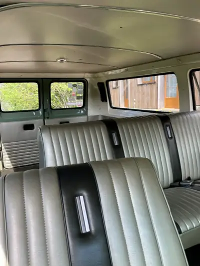 Ford Econoline E330 Club Wagon Château 1969 — Monospace américain vintage, 66'000 km d'authenticité — Thumbnail 11