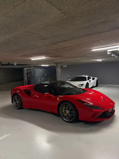 Ferrari F8 Spider 2021 — Cabriolet légendaire, 720 ch et 49'000 km seulement — vista esterna