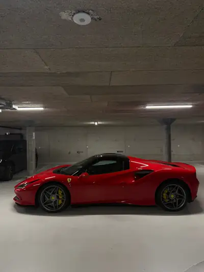 Ferrari F8 Spider 2021 — Cabriolet légendaire, 720 ch et 49'000 km seulement — vista posteriore