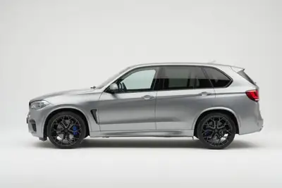 BMW X5M Steptronic — SUV haute performance 575 ch, frais de révision inclus — side view