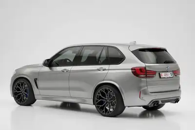 BMW X5M Steptronic — SUV haute performance 575 ch, frais de révision inclus — rear view