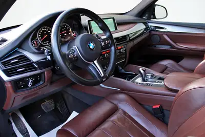BMW X5M Steptronic — SUV haute performance 575 ch, frais de révision inclus — Thumbnail 9