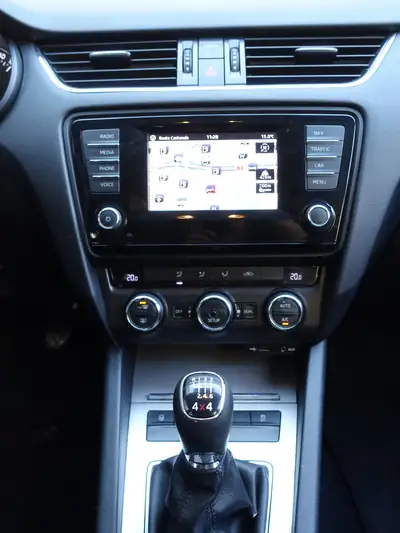 Skoda Octavia Combi 1.6 TDI Ambition 4x4 — Robustesse et polyvalence diesel — Thumbnail 13