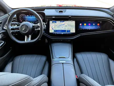 Mercedes-Benz E 300 de AMG Line 4Matic — Monospace hybride rechargeable, 26'000 km seulement — side view