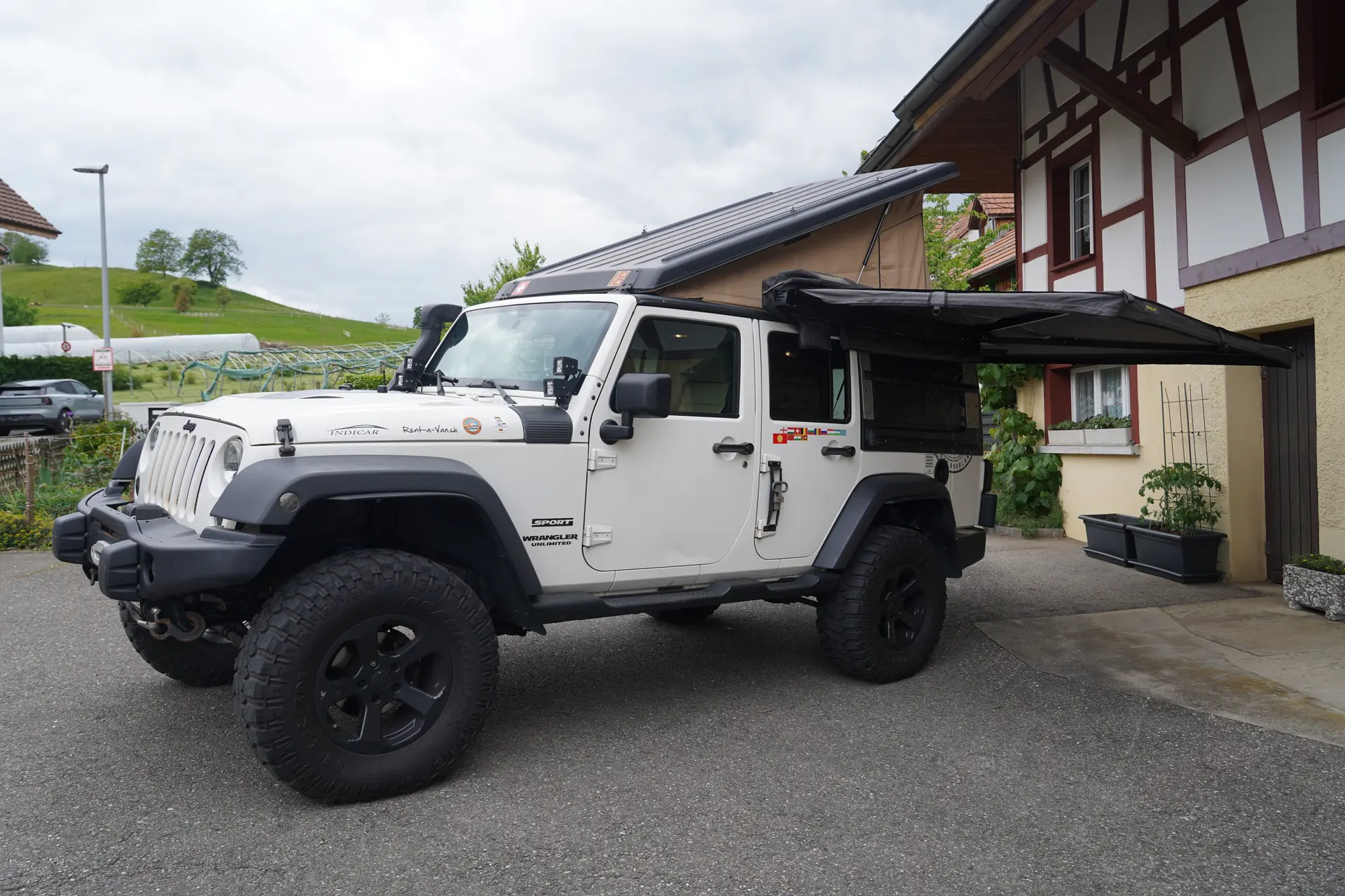 Jeep Wrangler 5 portes diesel — Véhicule d'expédition équipé, sans accident — vista esterna