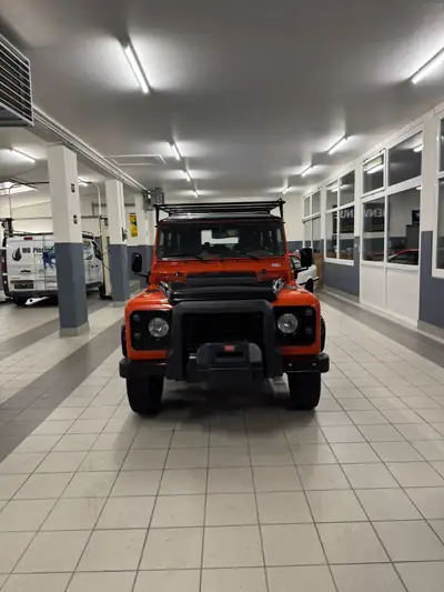 Land Rover Defender 2.2 TD4 SW Adventure — 4x4 robuste, capacité de remorquage exceptionnelle — côté