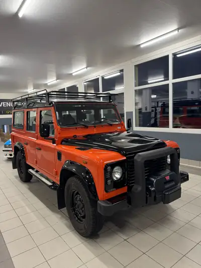 Land Rover Defender 2.2 TD4 SW Adventure — 4x4 robuste, capacité de remorquage exceptionnelle — arrière