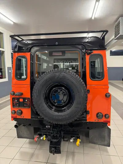 Land Rover Defender 2.2 TD4 SW Adventure — 4x4 robuste, capacité de remorquage exceptionnelle — intérieur