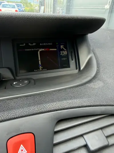 Renault Scénic 2.0 16V Privilège — Monospace spacieux, boîte automatique CVT, 177'000 km — Miniature 18