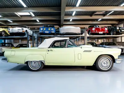 Ford Thunderbird 5.2L V8 245 PS — Cabriolet vintage américain mythique de 1957 — détail