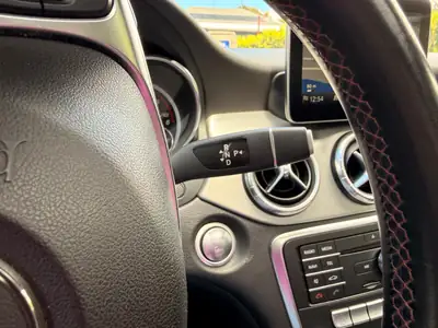 Mercedes-Benz CLA 200 Shooting Brake — Break compact AMG, diesel efficace 191'000 km — Miniature 15