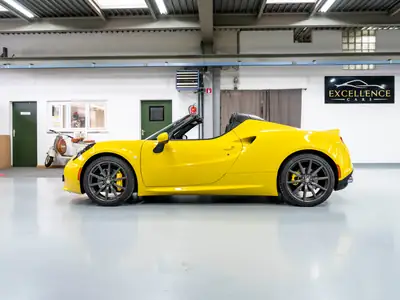 Alfa Romeo 4C Spider 1750 TBi TCT — Roadster italien légendaire, moteur suralimenté — tableau de bord