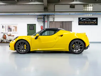 Alfa Romeo 4C Spider 1750 TBi TCT — Roadster italien légendaire, moteur suralimenté — intérieur