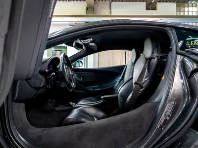 McLaren 570S Coupé — Supercar british 570 ch, entretien McLaren complet — Miniature 16
