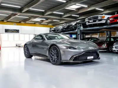 Aston Martin V8 Vantage 4.0 Coupé — Édition limitée 1 OF 200, boîte manuelle 7 rapports — arrière