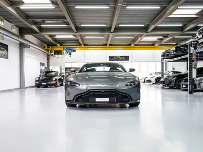 Aston Martin V8 Vantage 4.0 Coupé — Édition limitée 1 OF 200, boîte manuelle 7 rapports — côté