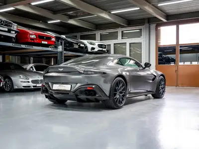 Aston Martin V8 Vantage 4.0 Coupé — Édition limitée 1 OF 200, boîte manuelle 7 rapports — détail