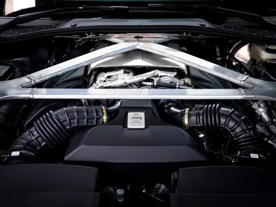 Aston Martin V8 Vantage 4.0 Coupé — Édition limitée 1 OF 200, boîte manuelle 7 rapports — Miniature 18