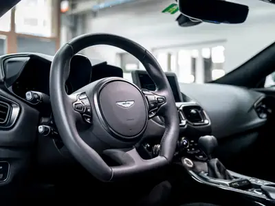 Aston Martin V8 Vantage 4.0 Coupé — Édition limitée 1 OF 200, boîte manuelle 7 rapports — Miniature 22