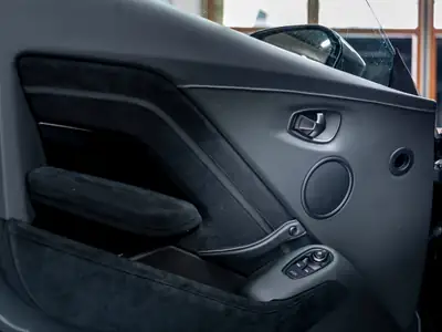 Aston Martin V8 Vantage 4.0 Coupé — Édition limitée 1 OF 200, boîte manuelle 7 rapports — Miniature 26