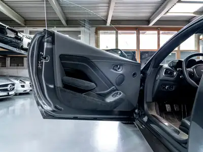 Aston Martin V8 Vantage 4.0 Coupé — Édition limitée 1 OF 200, boîte manuelle 7 rapports — Miniature 25