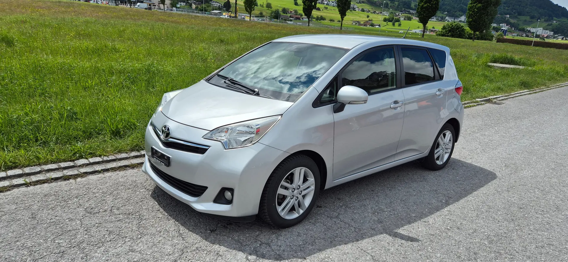 Toyota Verso-S 1.33 VVT-i — Monospace compact économe, 36'000 km seulement — Außenansicht