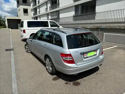Mercedes-Benz C 350 V6 — Break élégant, moteur 272 ch et transmission automatique — fianco