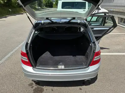 Mercedes-Benz C 350 V6 — Break élégant, moteur 272 ch et transmission automatique — interni