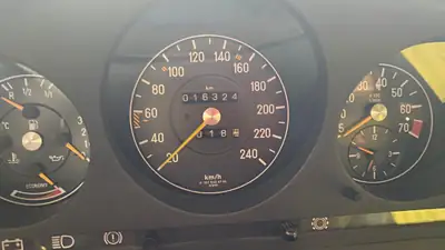 Mercedes-Benz SL 280 — Roadster légendaire 1982, 16 000 km d'origine, état exceptionnel — vue extérieure