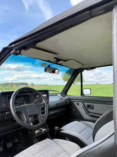 VW Golf 1 Cabriolet 1990 — Classique décapotable, moteur 1.8L essence — tableau de bord