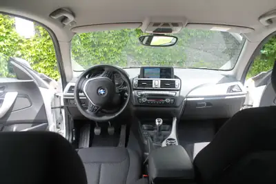BMW 116i — Citadine compacte fiable, 120'000 km, transmission manuelle — Heckansicht