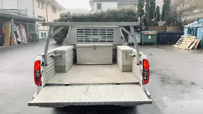 Nissan Navara — Pick-up robuste 4x4, 190 ch diesel et faible kilométrage — côté