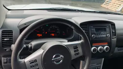 Nissan Navara — Pick-up robuste 4x4, 190 ch diesel et faible kilométrage — intérieur