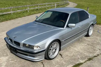BMW 740i V8 — Berline de prestige youngtimer, moteur 286 ch et révision complète — vista esterna