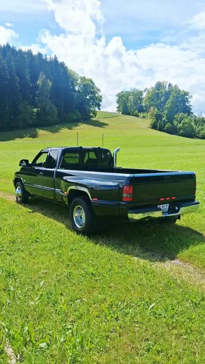 DODGE Ram 3500 Dually — Mastodonte américain 7.0L, 300 ch, transmission manuelle — Heckansicht