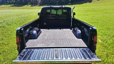 DODGE Ram 3500 Dually — Mastodonte américain 7.0L, 300 ch, transmission manuelle — Innenraum