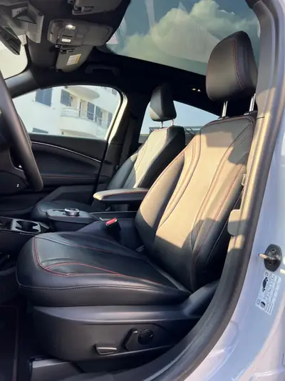 Ford Mustang MACH-E Premium RWD 88 kWh — SUV électrique haute performance, 21000 km seulement — Detail
