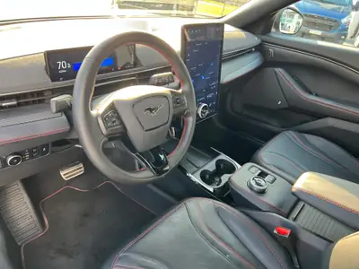 Ford Mustang MACH-E Premium RWD 88 kWh — SUV électrique haute performance, 21000 km seulement — Armaturenbrett