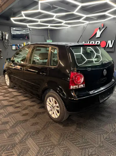 VW Polo 1.2 12V Comfortline — Citadine fiable, grand service récent et pneus neufs — interior