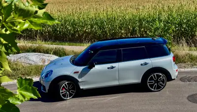 MINI Clubman 2.0i John Cooper Works ALL4 — Sportive polyvalente, 231 ch et transmission automatique — vista esterna