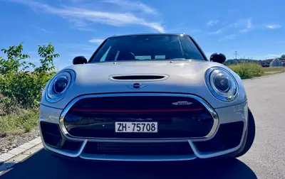 MINI Clubman 2.0i John Cooper Works ALL4 — Sportive polyvalente, 231 ch et transmission automatique — vista posteriore