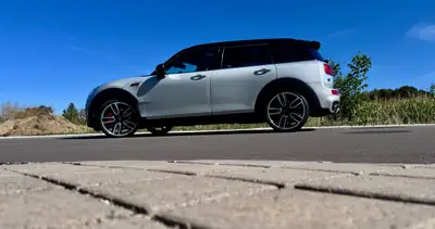 MINI Clubman 2.0i John Cooper Works ALL4 — Sportive polyvalente, 231 ch et transmission automatique — fianco