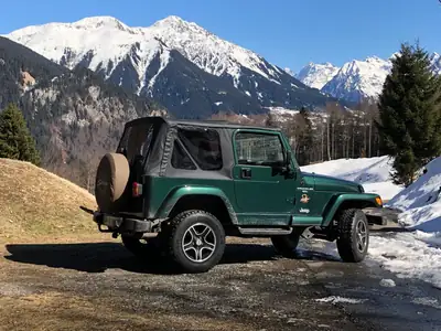 Jeep Wrangler 4.0 Sahara Hard Top — Légende 4x4 des années 90, châssis robuste — côté
