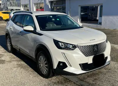 Peugeot 2008 e-Active — SUV électrique compact, 33 000 km seulement — Heckansicht