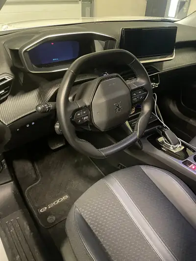 Peugeot 2008 e-Active — SUV électrique compact, 33 000 km seulement — Detail