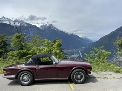 Triumph TR6 1971 — Roadster anglais mythique, 84 900 km, intérieur cuir noir — vue extérieure