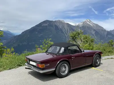 Triumph TR6 1971 — Roadster anglais mythique, 84 900 km, intérieur cuir noir — côté