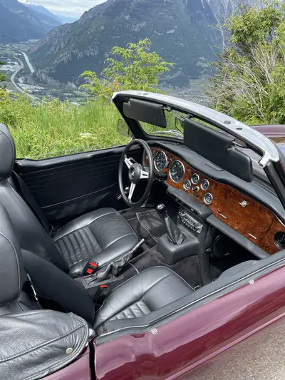 Triumph TR6 1971 — Roadster anglais mythique, 84 900 km, intérieur cuir noir — tableau de bord